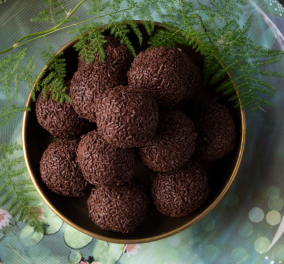 Στέλιος Παρλιάρος: Νηστίσιμες τρούφες σοκολάτας - Το πιο αγαπημένο γλυκό σε μέγεθος μπουκιάς