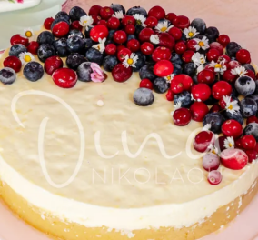 Ντίνα Νικολάου:  Χαλβάς πανακότα με κόκκινα φρούτα - Ένα γλύκισμα που «παντρεύει» το παραδοσιακό με το μοντέρνο.
