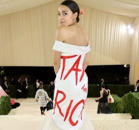 "Tax the Rich": Το σύνθημα στο φόρεμα που ξεσήκωσε θύελλα στη Βουλή της Αμερικής- Πολιτικοποίησε το Μετ Γκαλά