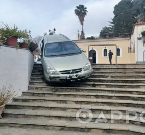 Καλαμάτα: Αυτοκίνητο βρέθηκε να... κατεβαίνει σκάλες μπροστά στο Ωδείο - Οδηγούσε 92χρονος