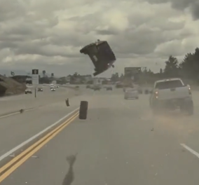 Σοκαριστικό βίντεο: Αυτοκίνητο απογειώνεται όταν χτυπάει σε ελαστικό που πετάγεται μπροστά του – Το όχημα διαλύθηκε, δείτε τι έγινε