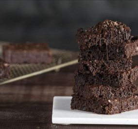 Άκης Πετρετζίκης: Brownies με αβοκάντο χωρίς μίξερ- Υγιεινά, εύκολα και ιδανικά για παιδιά!