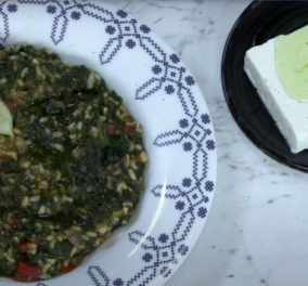  Άκης Πετρετζίκης: Μας φτιάχνει νοστιμότατο κοκκινιστό σπανακόρυζο - Ένα από τα πιο υγιεινά φαγητά