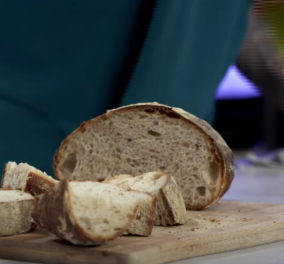 Άκης Πετρετζίκης: Μας φτιάχνει ψωμί με προζύμι χωρίς μίξερ - Η Τέλεια συνταγή 