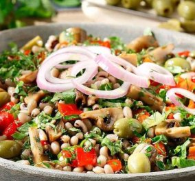 Αργυρώ Μπαρμπαρίγου: Μαυρομάτικα φασόλια σαλάτα - Απαραίτητη για το τραπέζι της Καθαράς Δευτέρας!