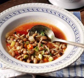 Αργυρώ Μπαρμπαρίγου: Σούπα μινεστρόνε λαχανικών με κριθαράκι και μαυρομάτικα - μοναδικός συνδυασμός ελληνικής και ιταλικής κουζίνας 