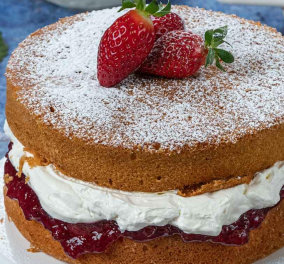 Αργυρώ Μπαρμπαρίγου:  Victoria cake - Είναι λαχταριστό κι εντυπωσιακό γλυκό σαν τούρτα από αφράτο παντεσπάνι