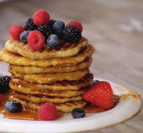 Ο Άκης Πετρετζίκης μας μαγειρεύει: Pancakes στην τοστιέρα -  Ιδανική γλυκιά συνταγή για το κυριακάτικο brunch (βίντεο)