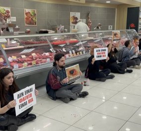Vegan ακτιβιστές μπούκαραν σε σούπερ μάρκετ και έριξαν μπογιά στο κρεοπωλείο - Δείτε φωτογραφίες