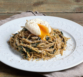 Άκης Πετρετζίκης: Healthy αυγά φλωρεντίν με σπαγγέτι - ένα high protein πιάτο 