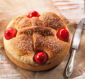 Αργυρώ Μπαρμπαρίγου:  Λαµπρόψωµο ή λαμπροκουλούρα -  ένα Πασχαλινό γλύκισμα, κάτι ανάμεσα σε ψωμί και τσουρέκι.