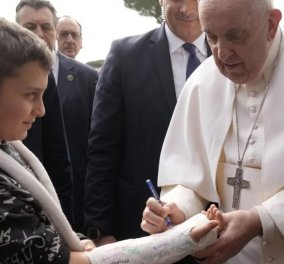 Πάπας Φραγκίσκος: «Είμαι ακόμα ζωντανός» - Πήρε εξιτήριο από το νοσοκομείο (βίντεο)