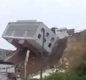 Απίστευτο βίντεο: Κτήριο κατρακυλά στην πλαγιά λόφου και καταλήγει στον δρόμο - Δείτε το