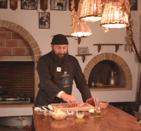 Ο Αγιορείτης μοναχός Νικήτας μας μαγειρεύει γαριδόσουπα - Μια υπέροχη συνταγή που θα σας ενθουσιάσει 