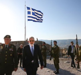 Ιωάννης Σαρμάς: Βρέθηκε στην Ακρόπολη για την έπαρση της ελληνικής σημαίας - Δείτε φωτογραφίες