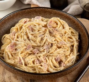 Ο Άκης Πετρετζίκης μας μαγειρεύει: Καρμπονάρα στο τηγάνι σε 10 λεπτά - Μια πεντανόστιμη εκδοχή της αγαπημένης ιταλικής συνταγής με μπέικον και παρμεζάνα! (βίντεο)