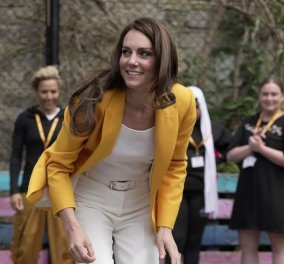 Πριγκίπισσα Kate με look ανοιξιάτικο: Λευκό παντελόνι & κροκί - Το χρώμα της χρονιάς για το stylish σακάκι της (φωτό)