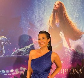 Μαρία Κορινθίου: Εντυπωσίασε στην πρεμιέρα της "Μικρής Γοργόνας" - Με μαγικό blue royal mermaid φόρεμα ποζάρει χαμογελαστή! (φωτό)