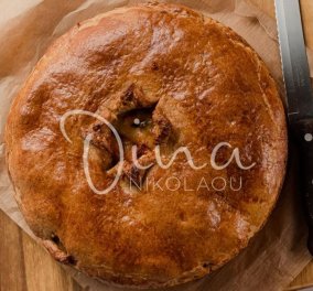 Η Ντίνα Νικολάου μας μαγειρεύει: Πίτα με πένες, λουκάνικο χωριάτικο και τσένταρ - Χορταστική και πρωτότυπη!
