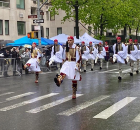 Νέα Υόρκη: Στα Γαλανόλευκα η 5η λεωφόρος - Περήφανοι όλοι για τους Εύζωνες που παρέλασαν υπό βροχή (φωτό & βίντεο)