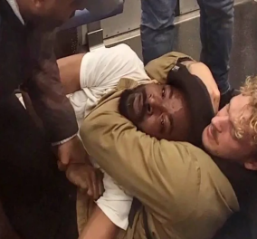 Νέα Υόρκη: Επιβάτης στο μετρό έκανε κεφαλοκλείδωμα σε άστεγο και τον σκότωσε - Σοκαριστικές οι εικόνες (βίντεο)