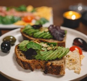 Avocado toast με φρούτα: Το brunch για δυνατή καρδιά - απολαυστικό, γευστικό και ωφέλιμο για την υγεία μας