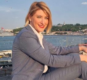 Σία Κοσιώνη: Ξανά στην Τουρκία για τον β΄ γύρο των εκλογών - Χαμογελαστή με φόντο το γαλάζιο (φωτό)
