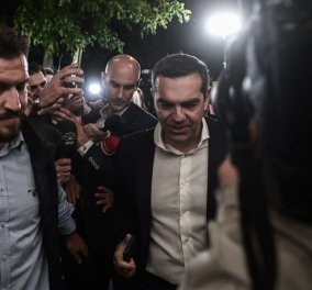 Ο Αλέξης Τσίπρας στα γραφεία του ΣΥΡΙΖΑ – Δεν έκανε δηλώσεις (βίντεο)