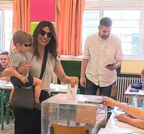 Πόπη Τσαπανίδου: Ψήφισε αγκαλιά με τον εγγονό της! (φωτό)