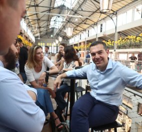 Αλέξης Τσίπρας: Στιγμές χαλάρωσης για τον πρόεδρο του ΣΥΡΙΖΑ στη Θεσσαλονίκη - Μιλάει με τους δημοσιογράφους στην αγορά Μοδιάνο (φωτό - βίντεο) 