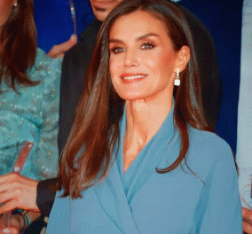 Absolutely stunning! Η Βασίλισσα Λετίσια με το απόλυτο blue - gray φόρεμα - Το συνδύασε με ασορτί γόβες (φωτό)