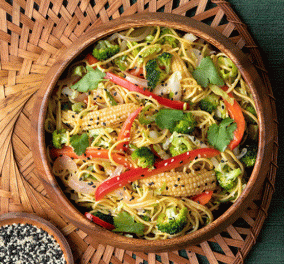 Ο Άκης Πετρετζίκης μας προτείνει για σήμερα: Σαλάτα με noodles και dressing σόγια-λάιμ - Δροσιστική & απολαυστική 