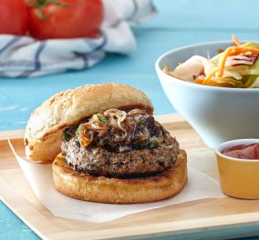 Η Αργυρώ Μπαρμπαρίγου προτείνει: Αυθεντικό Burger με καραμελωμένα κρεμμύδια
