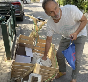 Εκλογές 2023: Ο Πολ Ευμορφίδης πήγε με το ξύλινο ποδήλατό του, να ψηφίσει - Μοίραζε καρδούλες και σταυρουδάκια (φωτό)