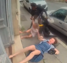 Σοκαριστικό βίντεο με επίθεση σε γιαγιά και εγγονή στη Γαλλία - Τις πετάει με βία στο πεζοδρόμιο, έντρομο το κοριτσάκι, δείτε το