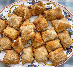 Αργυρώ Μπαρμπαρίγου: Γκιουζλεμέδες Λέσβου - Παραδοσιακά τυροπιτάκια με τραγανό φύλλο