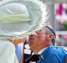 Καμίλα: Ιππέας ενθουσιάστηκε τόσο που ... φίλησε την βασίλισσα! Δείτε το στιγμιότυπο που έπιασε η κάμερα (φωτό - βίντεο)
