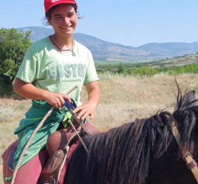 Τύρναβος: 21χρονη αμαζόνα ιππεύει άλογα και βόσκει 600 πρόβατα – Το βίντεο που έγινε viral