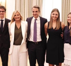 Μαρέβα Μητσοτάκη: Με την πιο όμορφη οικογενειακή φωτογραφία ευχήθηκε στον πρωθυπουργό, Κυριάκο Μητσοτάκη - Τα σχόλια του κόσμου κάτω από το post