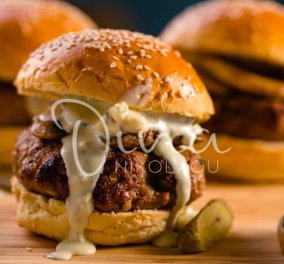 Η Ντίνα Νικολάου μας φτιάχνει: Burger μοσχαρίσια με blue cheese sauce και μανιτάρια - Από τα πιο εύκολα & εθιστικά πιάτα!