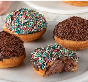 Ο Άκης Πετρετζίκης μας ετοιμάζει τα πιο γλυκά γεμιστά donuts μόνο με 4 υλικά! - Έτοιμα σε λίγα μόνο λεπτά! (βίντεο)