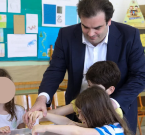 Εκλογές 2023: Ο Κυριάκος Πιερρακάκης ψήφισε με τα τρία του παιδιά - Έριξαν όλοι μαζί τον φάκελο στην κάλπη