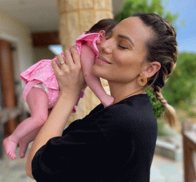 Η Ιωάννα Μαλέσκου στην πιο τρυφερή φωτό: Με το μωράκι της αγκαλιά - ''Το φίλτρο της αγάπης'' (φωτό)