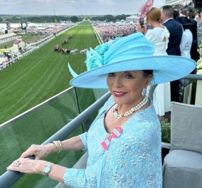 Αειθαλής υπέρκομψη η Τζόαν Κόλινς στα 90 της: Με baby blue δαντελένιο φόρεμα & ασορτί καπέλο - Τη συνόδευε ο νεότατος σύζυγος (φωτό - βίντεο)