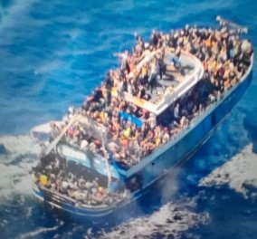 Τραγωδία στην Πύλο: Τριήμερο εθνικό πένθος για τα θύματα του ναυαγίου -  Συγγενείς επιβαινόντων στο αλιευτικό σκάφος αναζητούν τους δικούς τους
