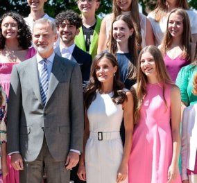 Λευκό & ροζ για τη Βασίλισσα και τις πριγκίπισσες της Ισπανίας - Οι καλοκαιρινές super εμφανίσεις για τις stylish royals (φωτό - βίντεο)