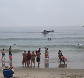 Δείτε βίντεο με αεροπλάνο να πέφτει στη θάλασσα: Τον πιλότο έσωσε ο ναυαγοσώστης - Ο κόσμος ξεσπά σε χειροκροτήματα 