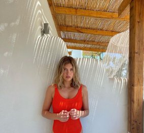 Κλέλια Ανδριολάτου: Καλοκαιρινή απόδραση στα Κουφονήσια - Μαυρισμένη & ανέμελη μέσα στο top πορτοκαλί μαγιό της (φωτό)