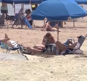 Τζο Μπάιντεν: Κάνει ηλιοθεραπεία στην παραλία - Χαλαρώνει με τη σύζυγό και την εγγονή του (φωτό & βίντεο)