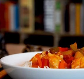 Ο Δημήτρης Σκαρμούτσος μας φτιάχνει γλυκόξινο κοτόπουλο με σάλτσα ανανά και λαχανικά - Ανεπανάληπτος συνδυασμός! (βίντεο)
